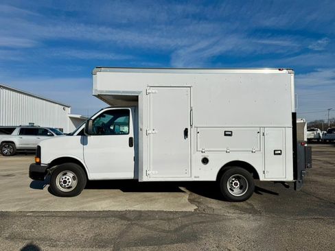 Used 2016 GMC Savana 3500 image 2