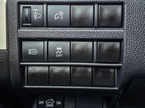 Used 2024 Toyota Tacoma TRD Off-Road AWD/4WD image 32