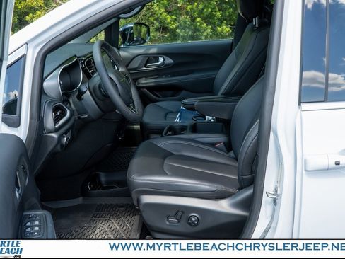 New 2025 Chrysler Pacifica Select w/ Uconnect Theater Family Group image 18