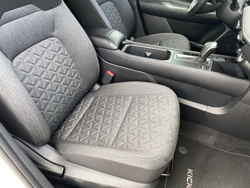 Used 2025 Nissan Kicks SV FWD image 10