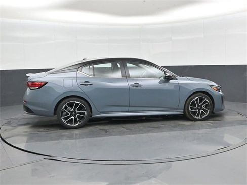 Used 2025 Nissan Sentra SR w/ SR Premium Package image 2