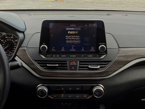 Used 2025 Nissan Altima 2.5 SV image 20