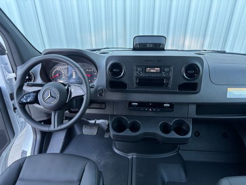 Used 2025 Mercedes-Benz Sprinter 2500 image 24
