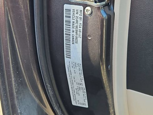 Used 2022 Chrysler Pacifica Touring-L FWD image 28