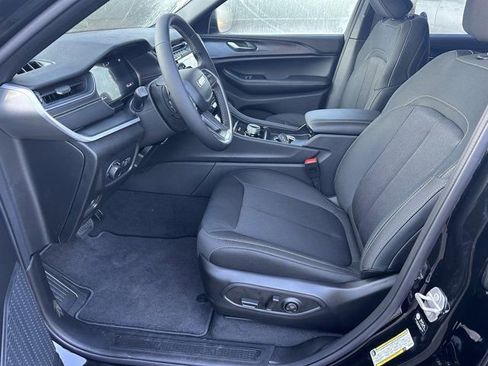 New 2025 Jeep Grand Cherokee L Laredo image 8