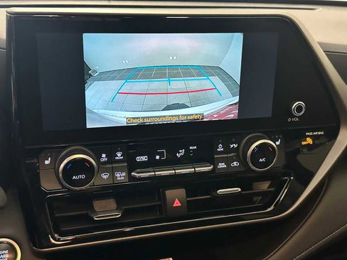 Certified 2024 Toyota Highlander XLE image 13
