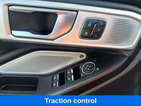 Used 2020 Ford Explorer Platinum w/ Premium Technology Package AWD/4WD image 12