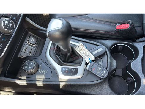 Used 2016 Jeep Cherokee Trailhawk w/ Comfort/Convenience Group AWD/4WD image 21