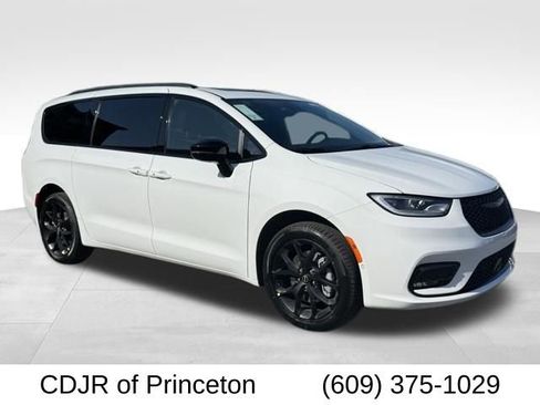 New 2026 Chrysler Pacifica Limited image 1