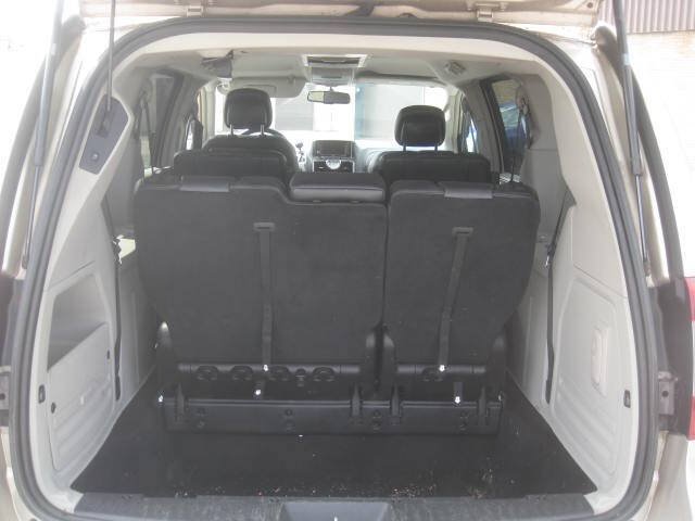 Used 2014 Chrysler Town & Country Touring FWD image 11