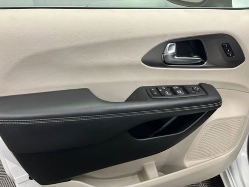 Used 2023 Chrysler Pacifica Touring-L image 18