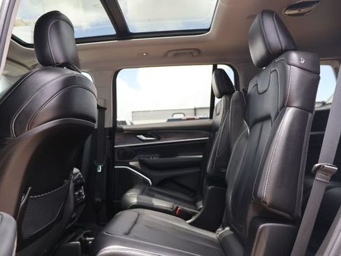 Used 2022 Jeep Grand Cherokee L Limited AWD/4WD image 8