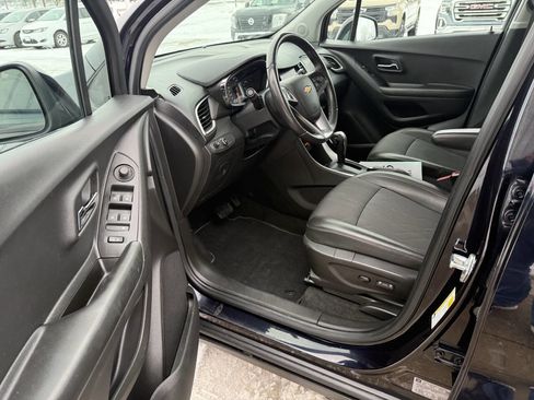 Used 2021 Chevrolet Trax LT w/ LT Convenience Package image 5