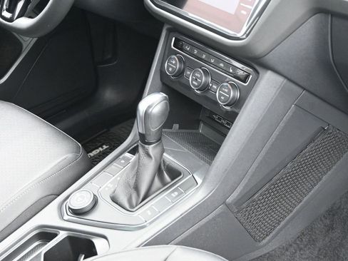 Used 2020 Volkswagen Tiguan SEL AWD/4WD image 34