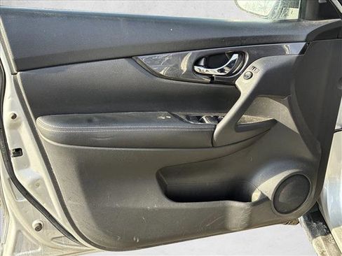 Used 2020 Nissan Rogue SV image 12