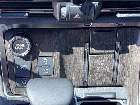 Used 2025 Lexus GX 550 w/ Accessory Package (31) AWD/4WD image 25