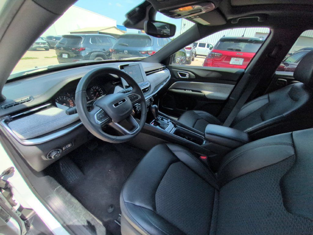 Used 2025 Jeep Compass Latitude w/ Sun & Sound Group AWD/4WD image 15