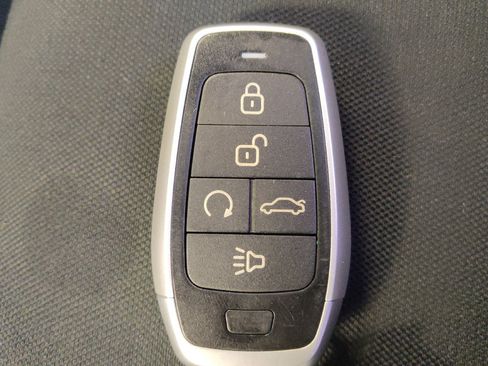 Used 2021 Nissan Versa SV image 32