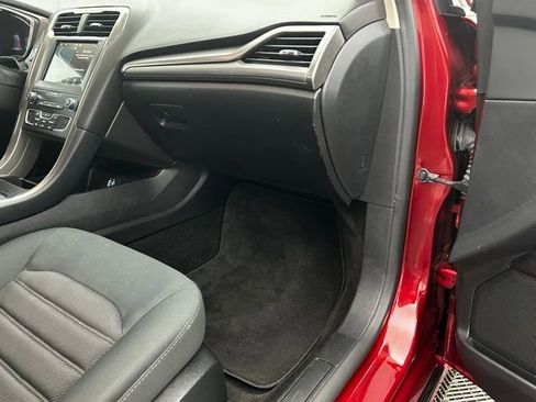 Used 2019 Ford Fusion SE image 29