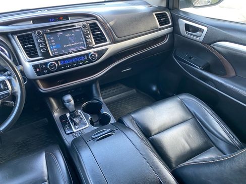 Used 2019 Toyota Highlander XLE AWD/4WD image 15