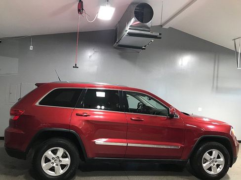 Used 2011 Jeep Grand Cherokee Laredo w/ Security & Convenience Group AWD/4WD image 2