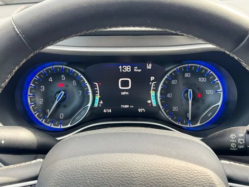 Used 2023 Chrysler Pacifica Touring-L FWD image 25