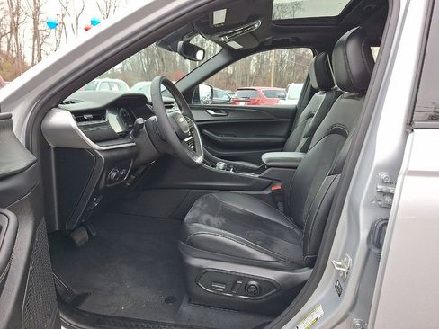 Used 2023 Jeep Grand Cherokee Altitude image 11