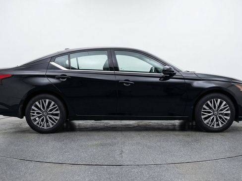 Used 2025 Nissan Altima 2.5 SV FWD image 11