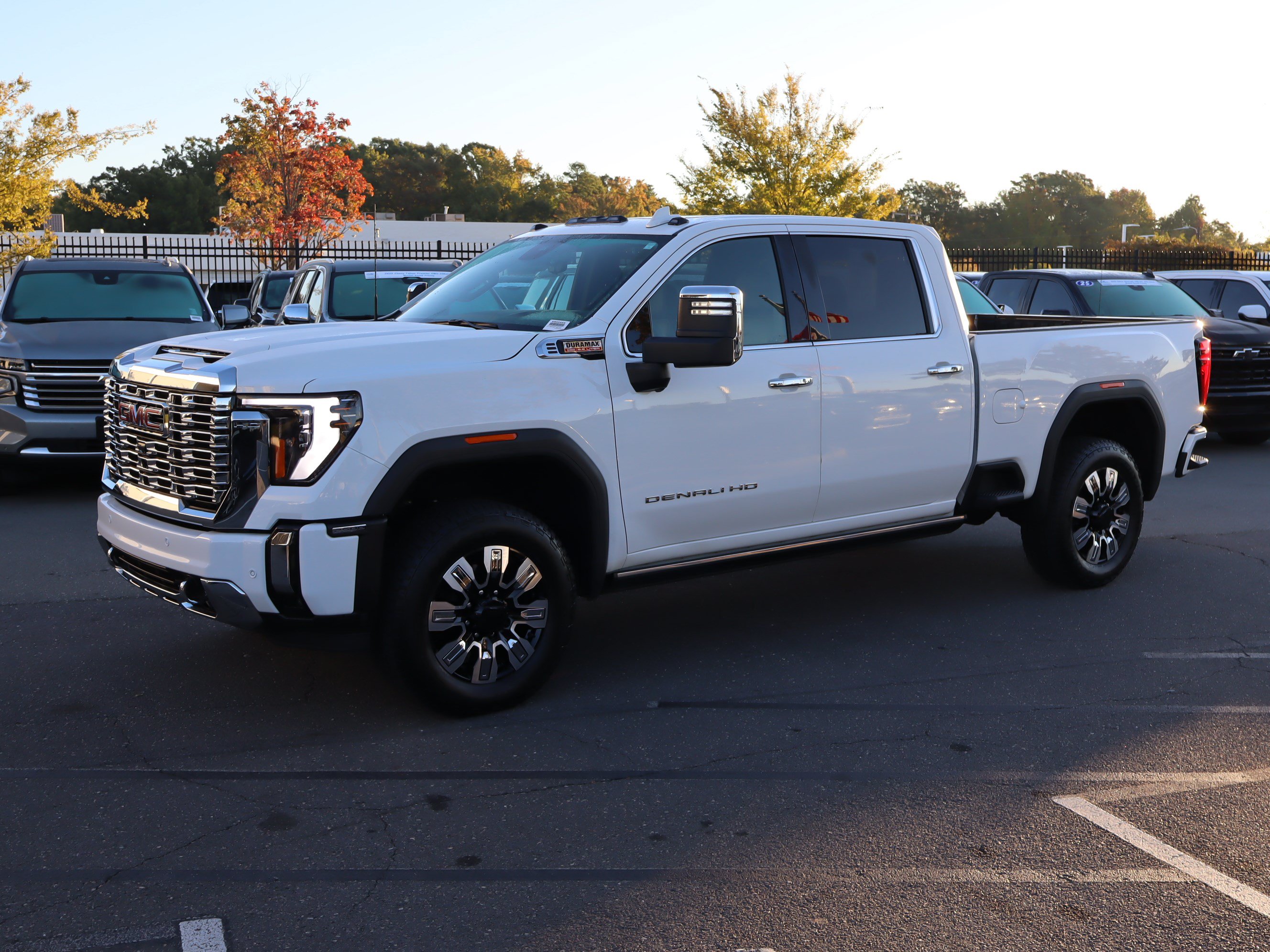 Used 2025 GMC Sierra 2500 Denali w/ Denali Reserve Package AWD/4WD image 5