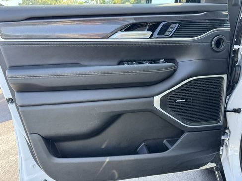 Used 2024 Jeep Wagoneer L Base image 22