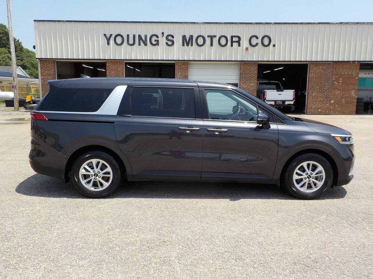 Used 2022 Kia Carnival LX FWD image 6