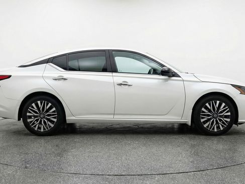 Used 2025 Nissan Altima 2.5 SV image 11