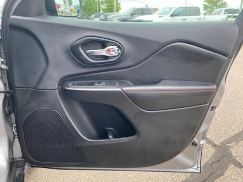 Used 2019 Jeep Cherokee Trailhawk w/ Cold Weather Group AWD/4WD image 33