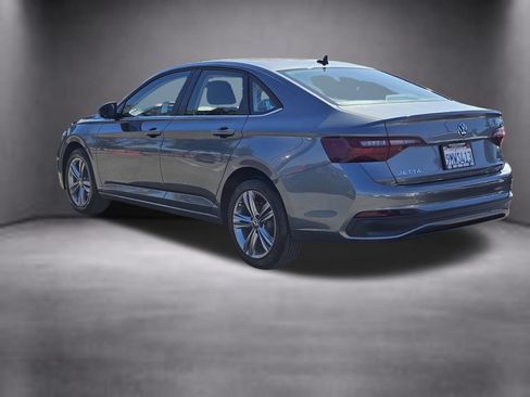 Used 2024 Volkswagen Jetta SE FWD image 4