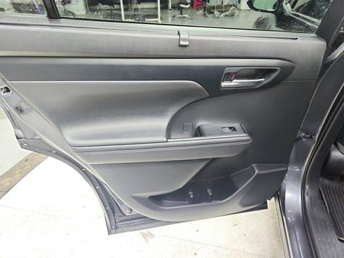 Used 2020 Toyota Highlander XLE image 36