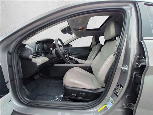 Used 2021 Hyundai Elantra Limited image 16