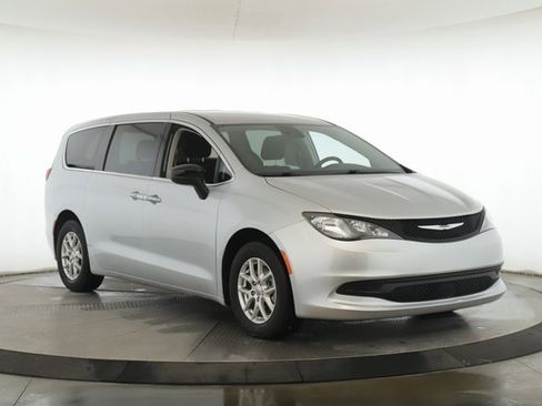 Used 2024 Chrysler Voyager LX image 2