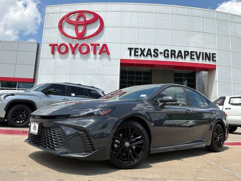 Used 2025 Toyota Camry SE FWD image 2