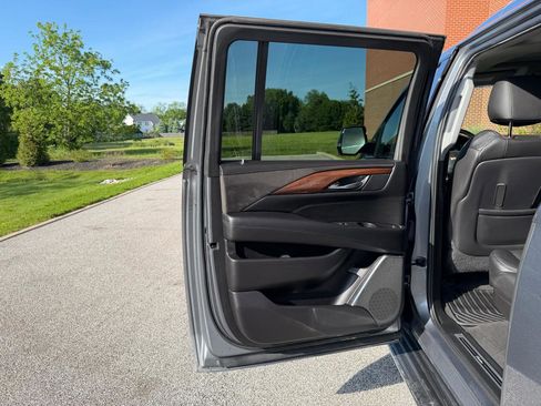 Used 2020 Cadillac Escalade ESV Luxury w/ Escalade Sport Edition AWD/4WD image 19