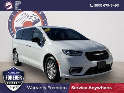 Used 2025 Chrysler Pacifica Select