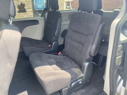 Used 2018 Dodge Grand Caravan SE w/ UConnect Hands-Free Group image 15
