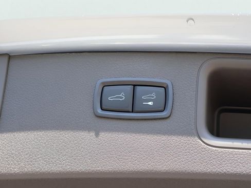 New 2025 Porsche Macan image 18