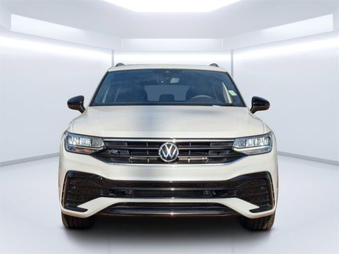 Used 2023 Volkswagen Tiguan SE R-Line image 8