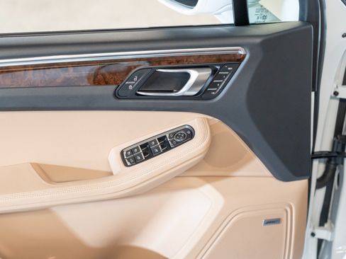 Certified 2026 Porsche Macan AWD/4WD image 17
