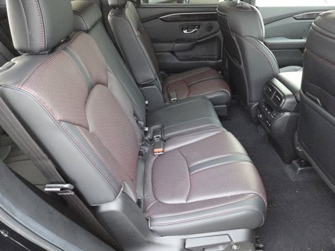 Used 2025 Honda Pilot Black Edition image 23