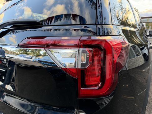 Used 2021 GMC Acadia SLT w/ Premium Package image 17