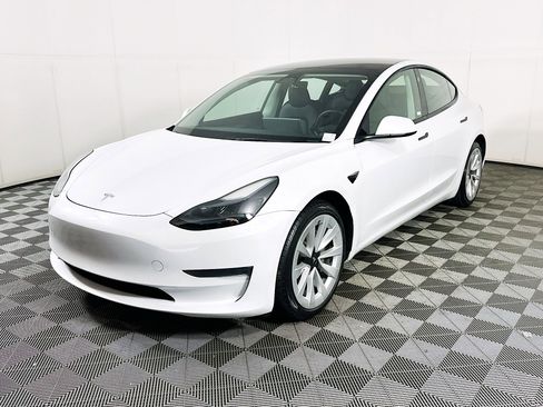 Used 2023 Tesla Model 3 Standard Range RWD image 3