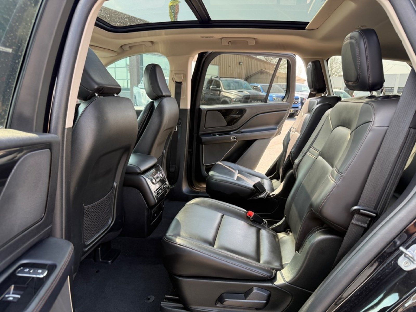 Used 2022 Lincoln Aviator AWD w/ Premium Package image 28