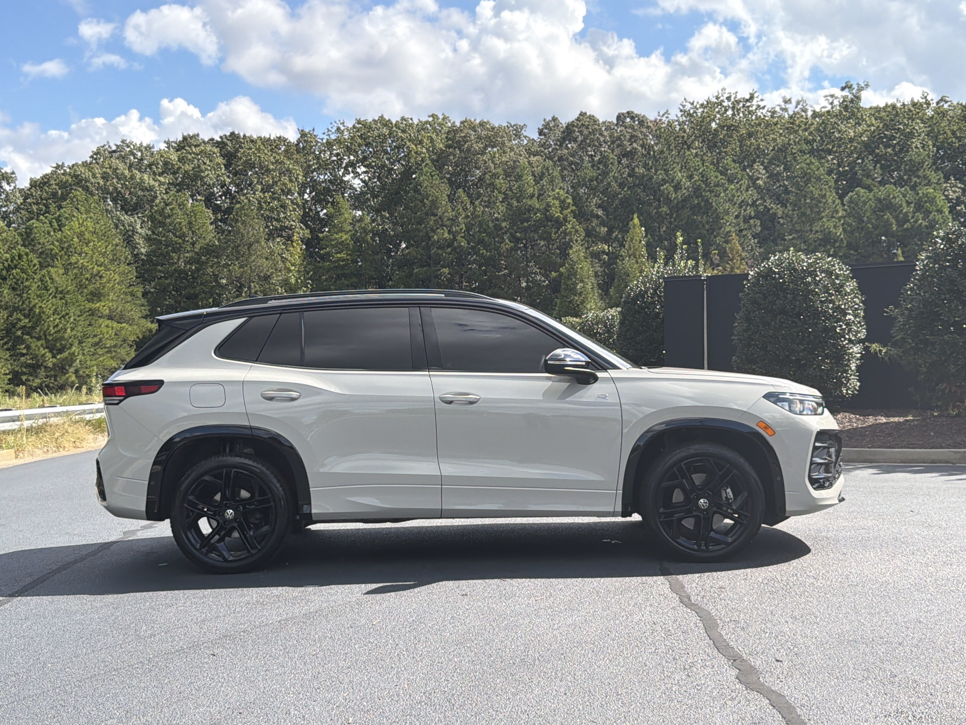 Used 2026 Volkswagen Tiguan SE R-Line AWD/4WD image 5