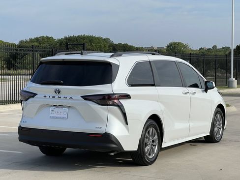 Used 2025 Toyota Sienna XLE FWD image 4
